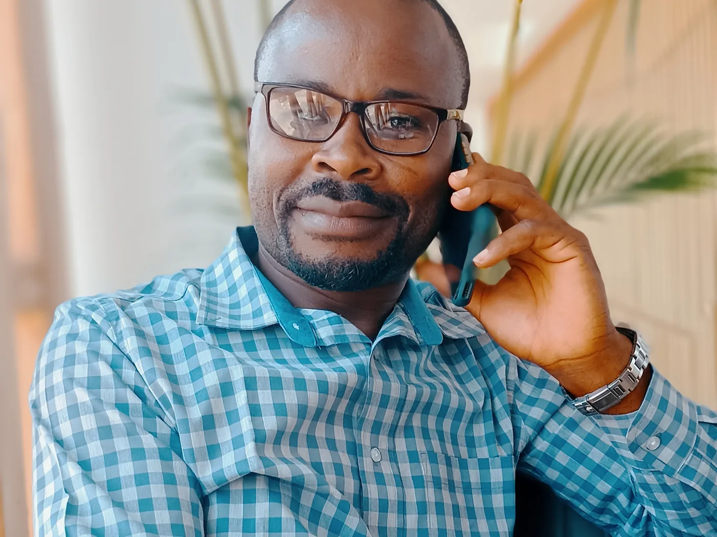 Eric Djam au téléphone