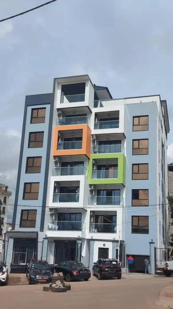 Immeuble avec piscine comprenant des appartements meublés de très haut standing